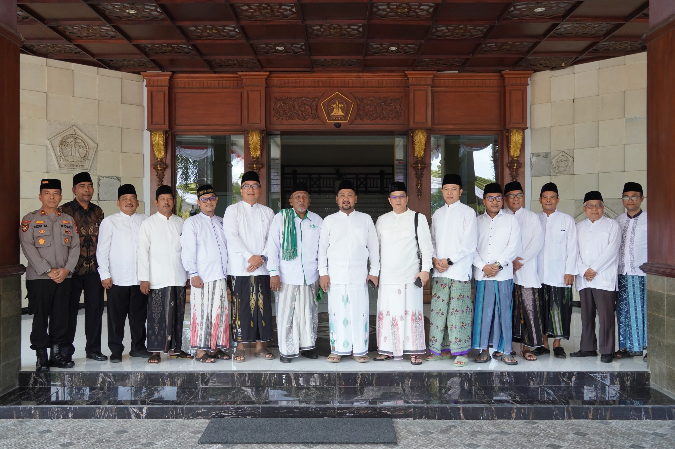 Juara Umum MTQ Jatim, Bupati Yani Serahkan Reward kepada Kafilah Gresik Rp813 Juta