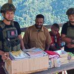 Satgas Yonif 500/Sikatan Bagikan Sembako dan Alat Sekolah untuk Masyarakat Sugapa dalam rangka HUT Yonif 500/Sikatan ke-80, Bukti Nyata TNI Hadir untuk Rakyat