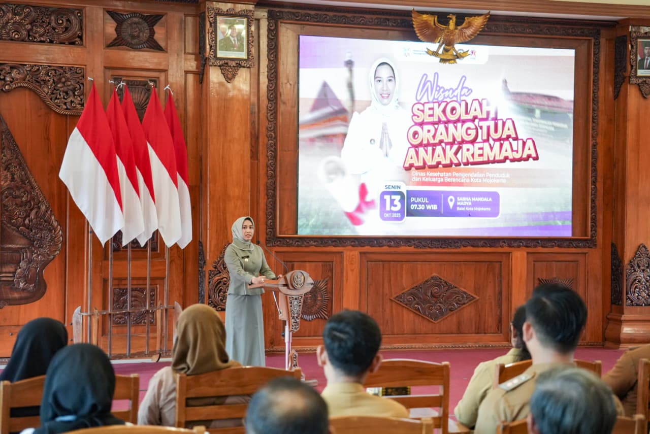 Wisuda Sekolah Orang Tua Anak Remaja, Ning Ita Tegaskan Benteng Pertama Pendidikan Ada di Keluarga
