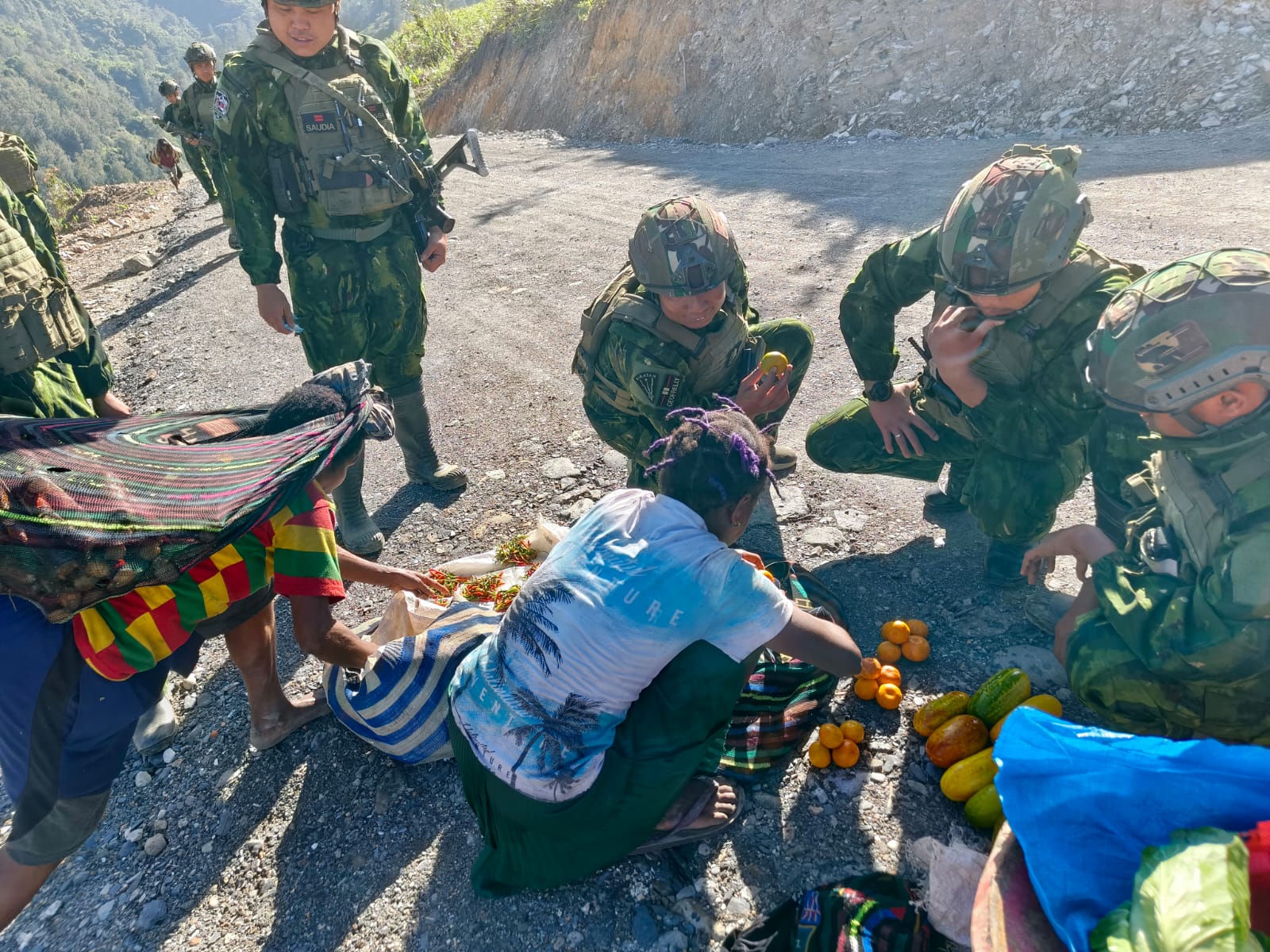 Sambut Hari Ulang Tahun ke 80, Satgas Yonif 500/Sikatan Memborong Hasil Kebun Mama Papua di Sugapa: Wujud Nyata Kepedulian dan Persaudaraan di Tanah Intan Jaya