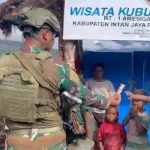 Satgas Yonif 500/Sikatan Gelar Komsos, Bagikan Bantuan untuk Warga Kampung Amesiga