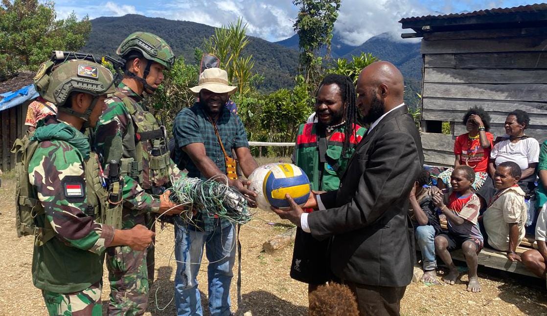 Satgas Yonif 500/Sikatan Rayakan Semangat Sumpah Pemuda Bersama Jemaat GKII Betel Silatuga