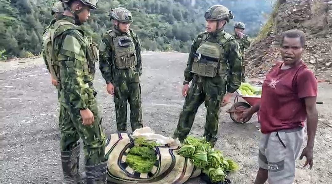 Satgas Yonif 500/Sikatan Borong Hasil Kebun Mama-Mama Papua di Intan Jaya, Wujud Kepedulian TNI Terhadap Ekonomi Rakyat
