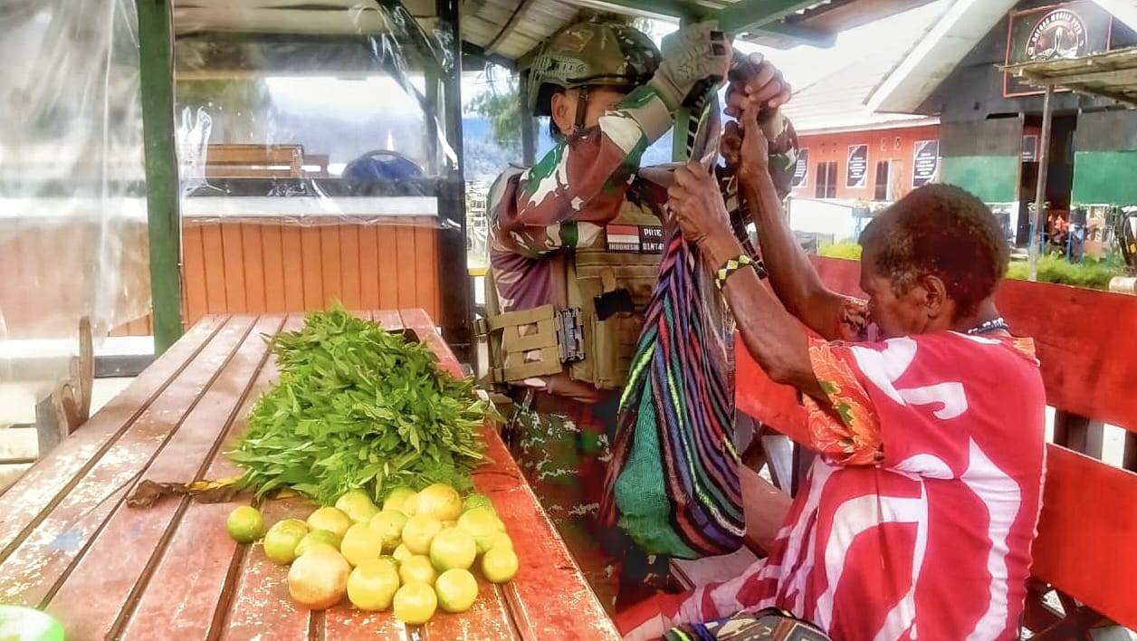Kehangatan di Tengah Pegunungan Intan Jaya: Mama Yulistin Datangi Pos TNI Membawa Hasil Kebun Sebagai Tanda Terima Kasih