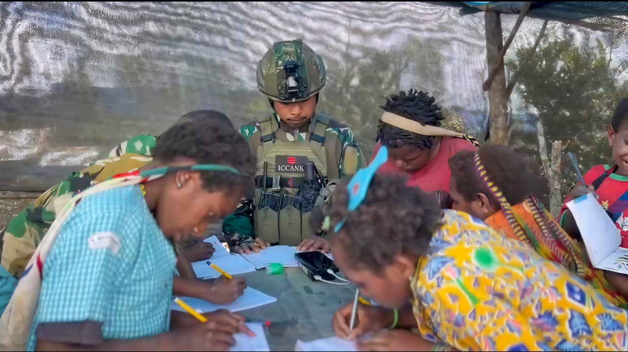 Satgas Pamtas RI-PNG Mobile Yonif 500/Sikatan Program SAGU: Sikatan Ajak Generasi Maju di TK Silatuga