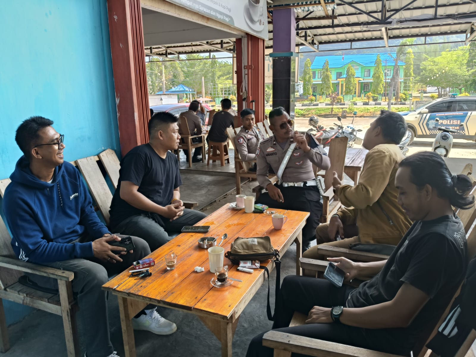 Satlantas Polres Kayong Utara Gelar Edukasi Keselamatan Bersama Komunitas Sopir Travel di Pasar Rakyat