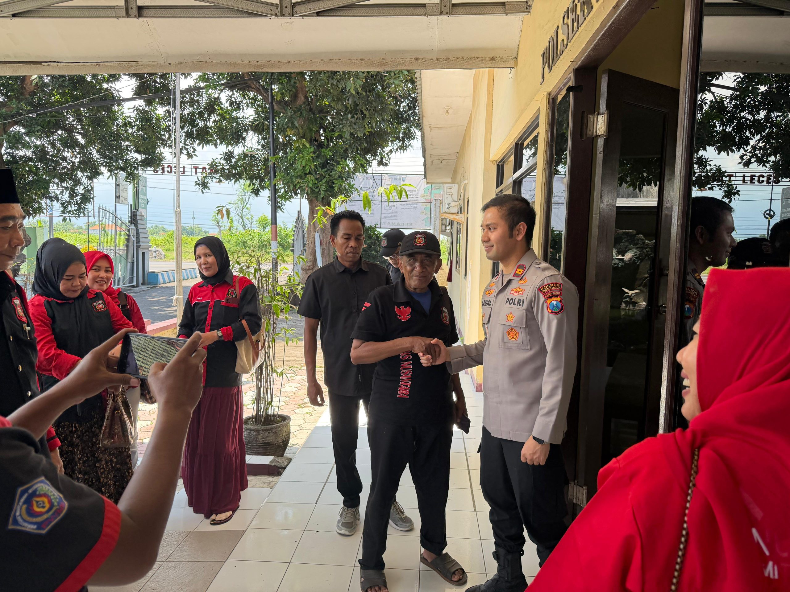 Kapolsek Leces Terima Kunjungan Silaturahmi dari Ormas Madas Nusantara