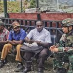 Satgas Yonif 500/Sikatan Jalin Kebersamaan Menyambut Natal di Kampung Tausiga, Intan Jaya
