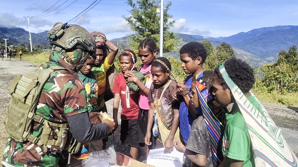 Satgas Yonif 500/Sikatan Borong Hasil Panen Mama Papua Lewat Program ROSITA di Sugapa