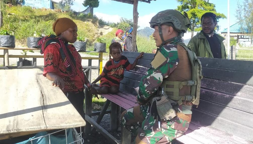 Satgas Yonif 500/Sikatan Jalin Keakraban dengan Tokoh Masyarakat Mamba, Tanamkan Semangat Persaudaraan dan Keamanan Bersama