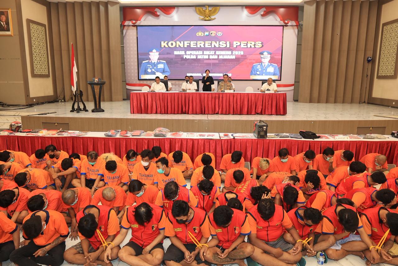 Polda Jatim Berhasil Ungkap 1.443 Kasus dan Amankan 1.135 Tersangka Selama Operasi Sikat Semeru 2025