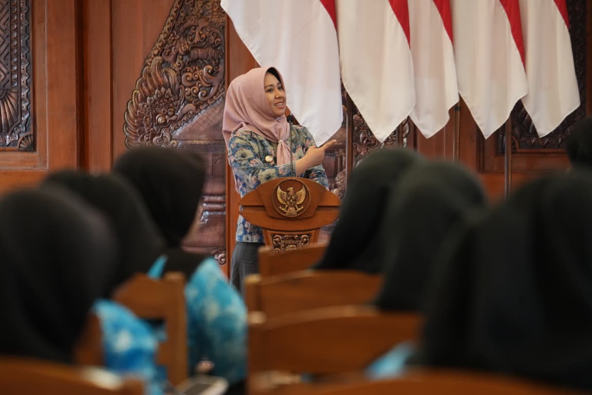 Bangun Karakter Pemuda, Ning Ita Ingatkan Pentingnya Bela Negara