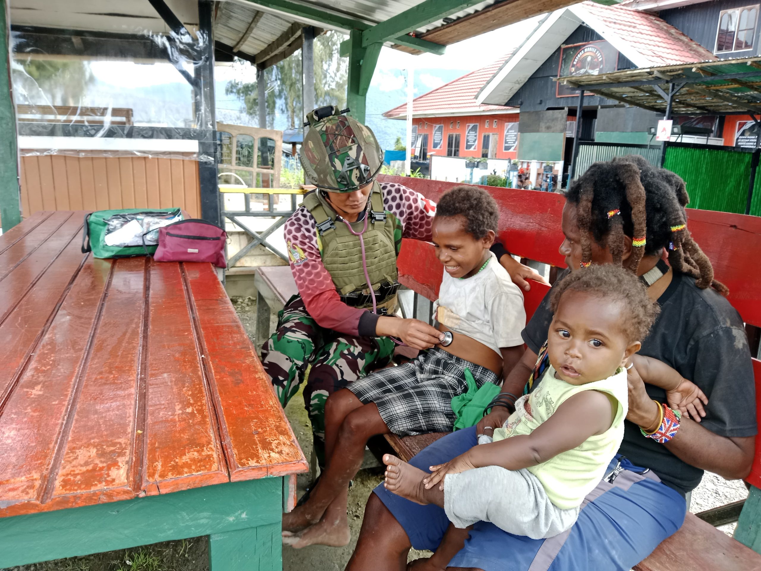 Satgas Yonif 500/Sikatan Gelar Yankes Gratis di TK Mamba