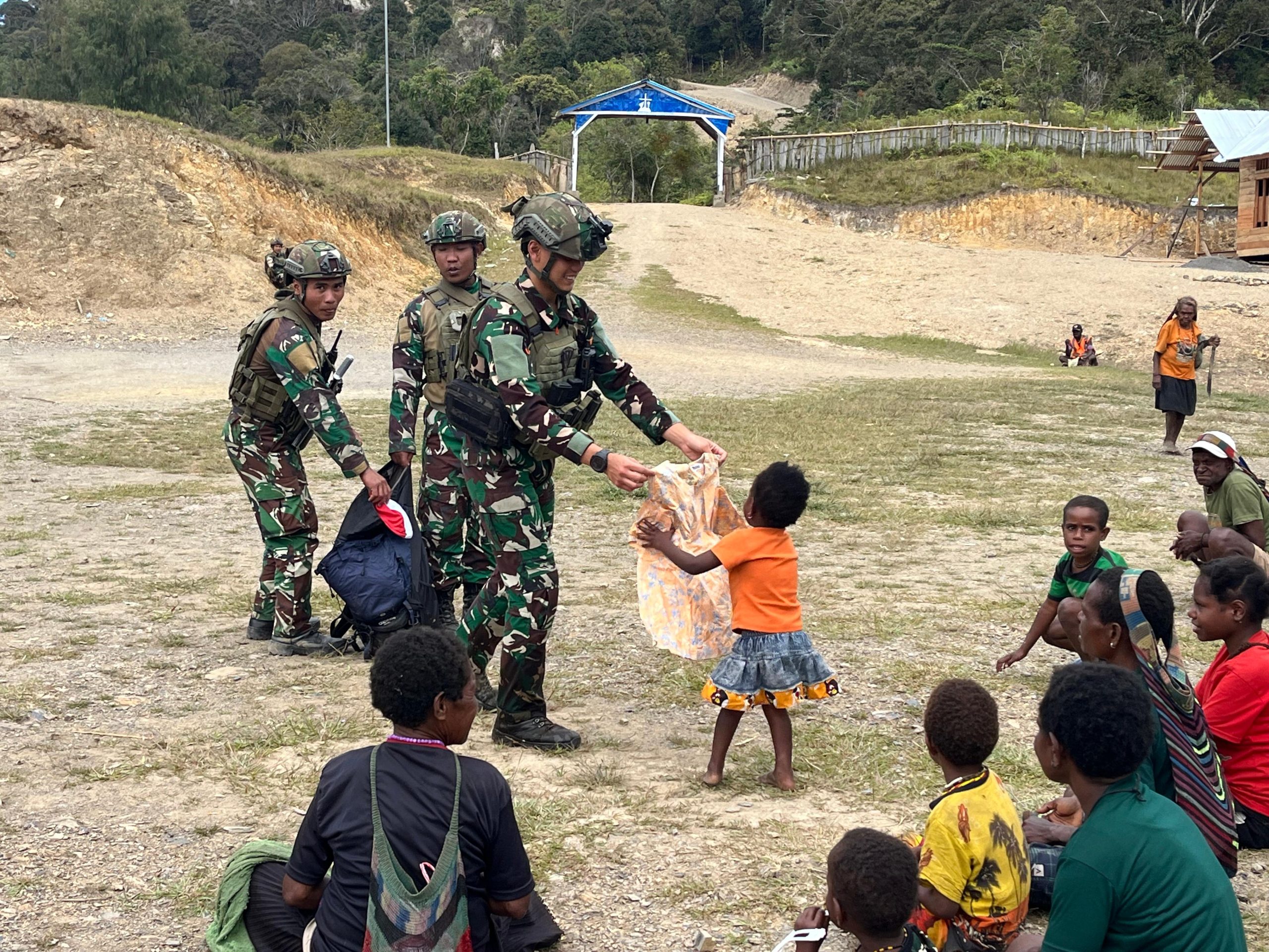 Komsos Satgas Yonif 500/Sikatan di Kp. Holomama Bawah: Langkah Kecil Untuk Persatuan Besar
