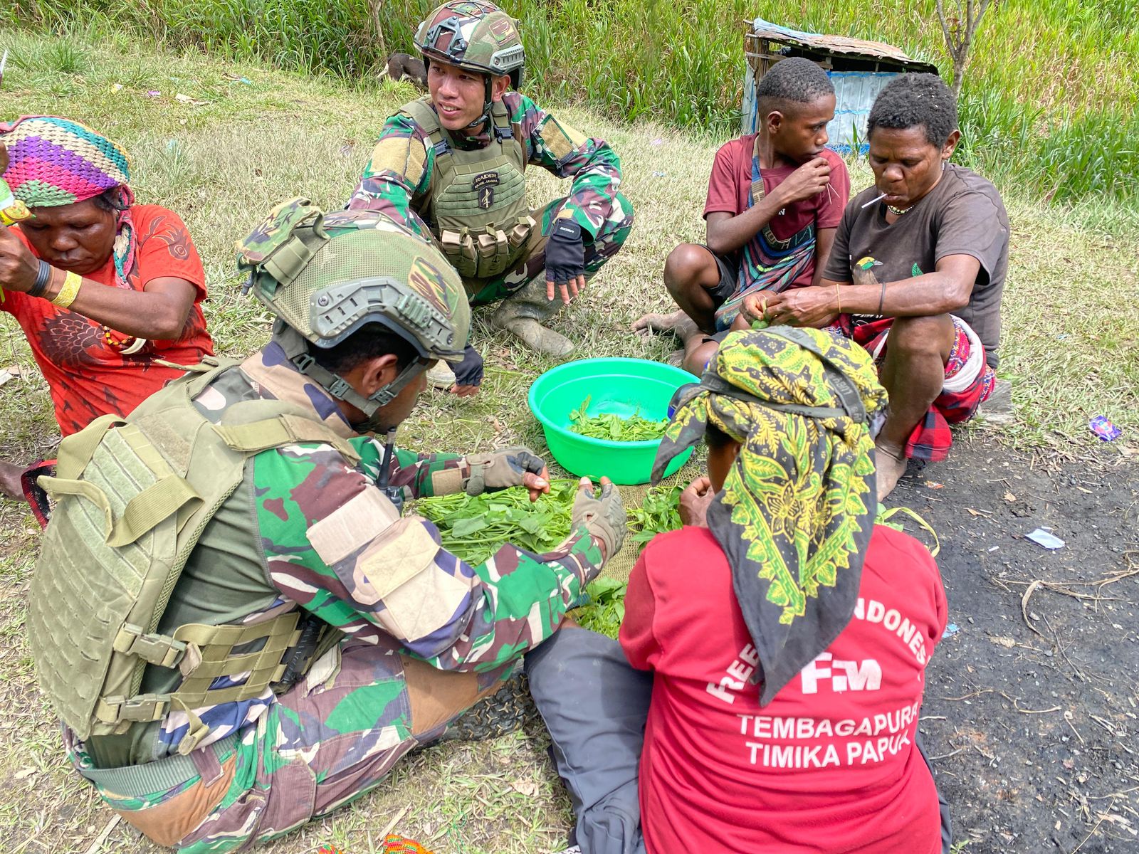 TNI dan Masyarakat Holomama Pererat Kebersamaan Jelang Perayaan Natal