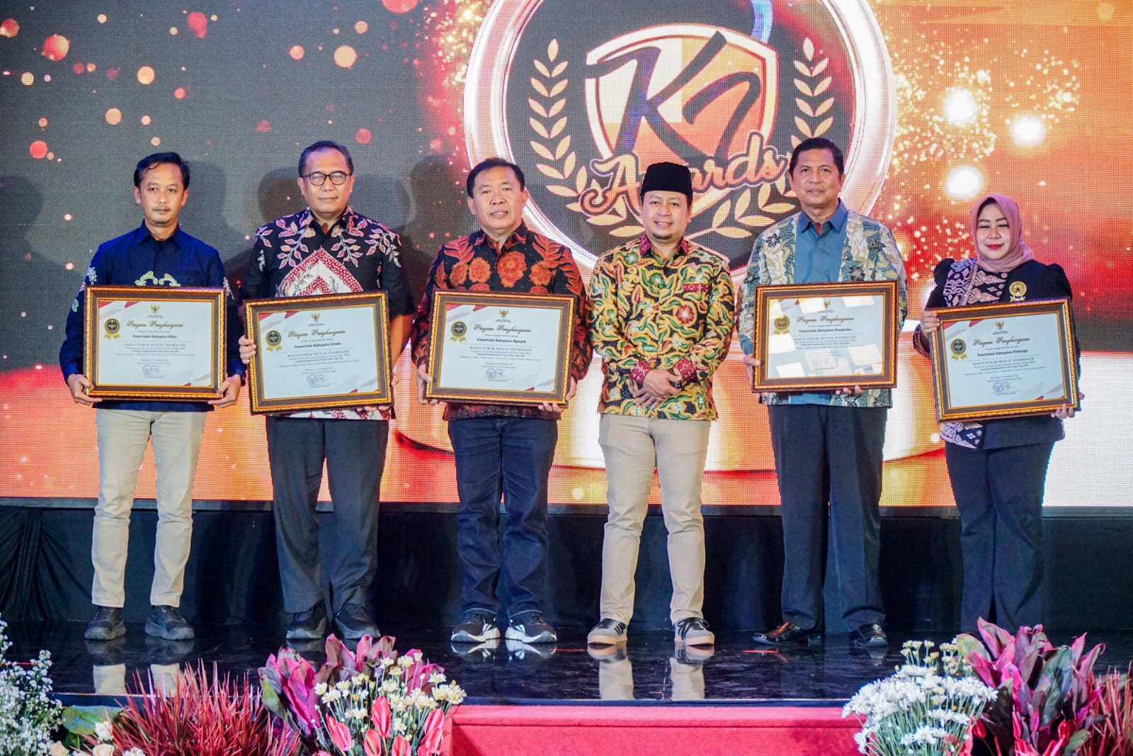 Pemkab Gresik Raih Penghargaan “Menuju Informatif” pada KI Award 2025