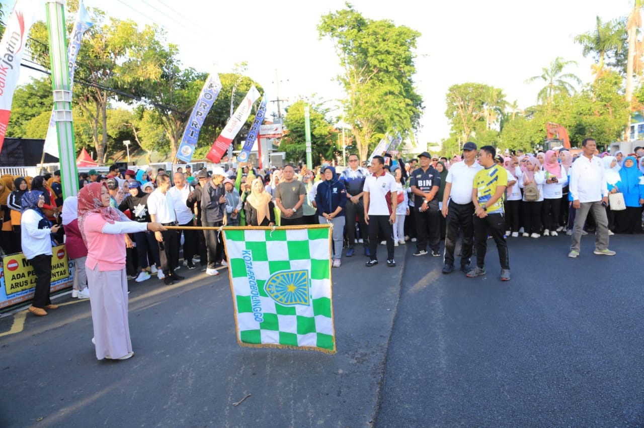 Ribuan Peserta Ikuti Jalan Santai Peringati Hari Guru dan HUT Korpri di Kota Probolinggo