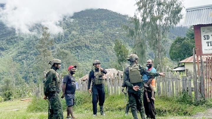 TNI Perkuat Kedekatan dengan Warga Titigi Menjelang Natal 2025