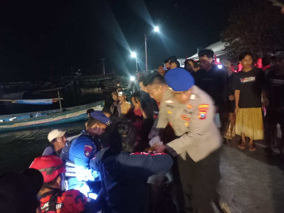 Gerak Cepat Satpolairud Polres Probolinggo Selamatkan Korban Tenggelam di Pelabuhan Mayangan