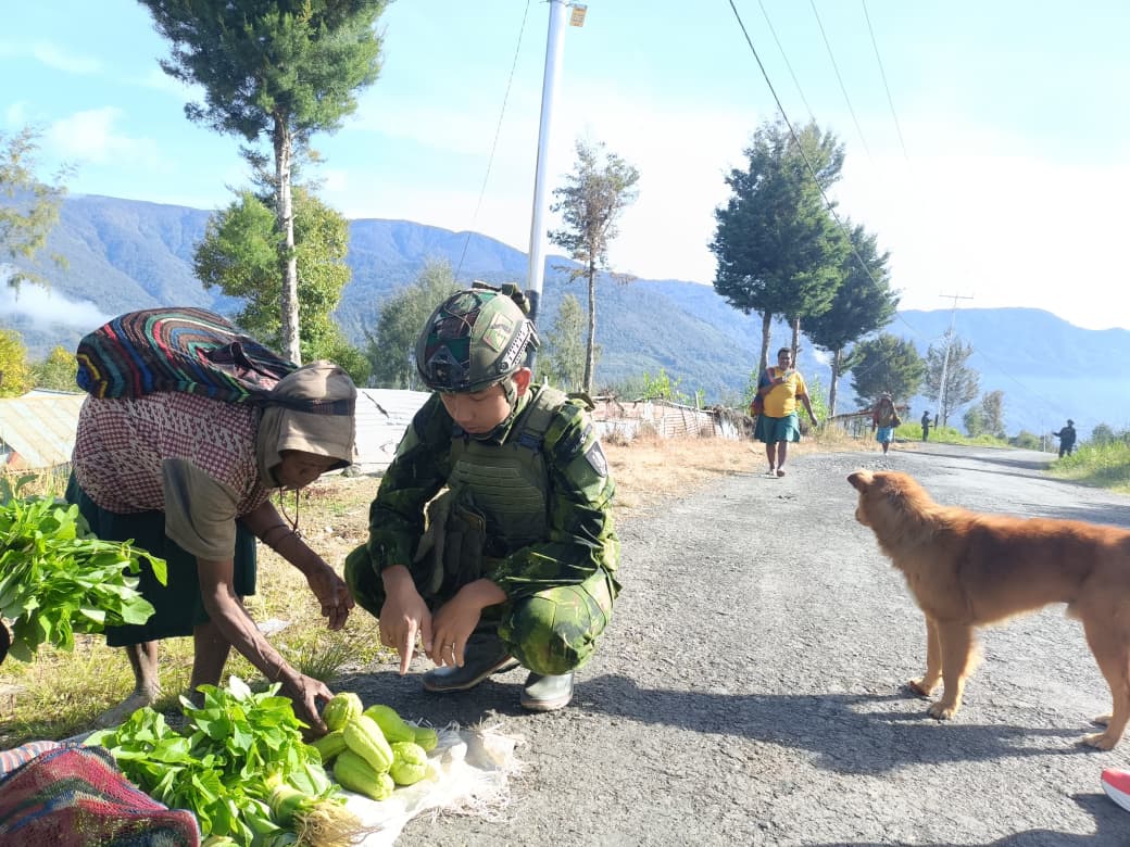 Satgas Yonif 500/Sikatan Borong Hasil Kebun Mama-Mama Papua di Sugapa, Wujud Kepedulian dan Persaudaraan