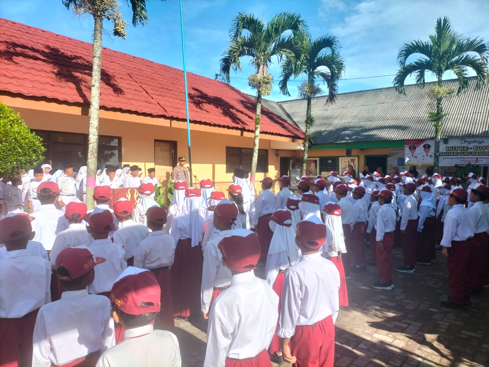 Menjadi Pembina Upacara, Kapolsek Nongkojajar Tekankan Bijak Bermedsos hingga Jauhi Narkoba