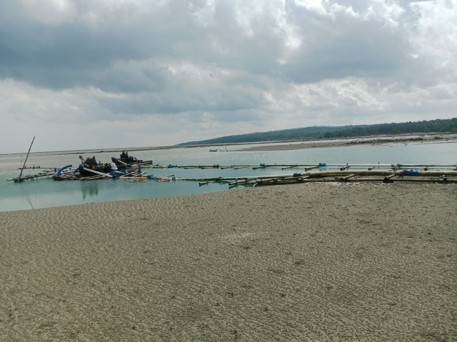 Diduga Dibiarkan Bertahun-tahun, Pengerukan Pasir di Pantai Talage Deje Angon-angon Dipertanyakan