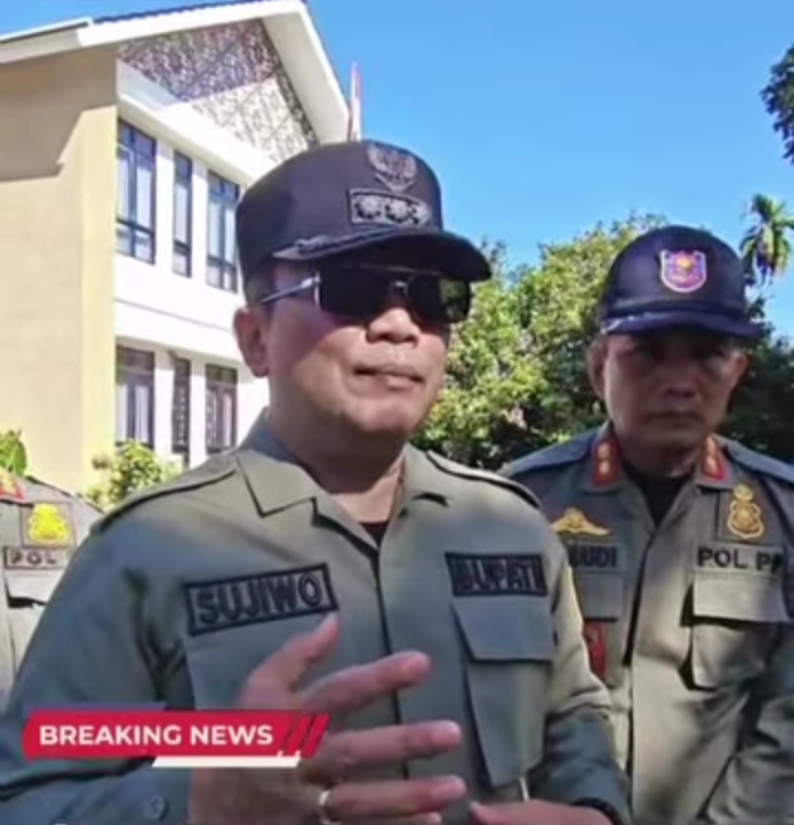 Bupati Kubu Raya Minta Kepada Kontraktor Penimbunan Tanah Kuning Pembangunan Living Mall Agar Membersihkan Bekas Ceceran Tanah Kuning Disepanjang Jalan Arteri Supadio