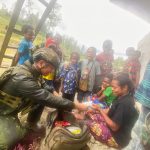 TNI Hadir Membawa Kedamaian: Komsos, Pelayanan Kesehatan, dan Bingkisan Natal untuk Warga Kp. Titigi