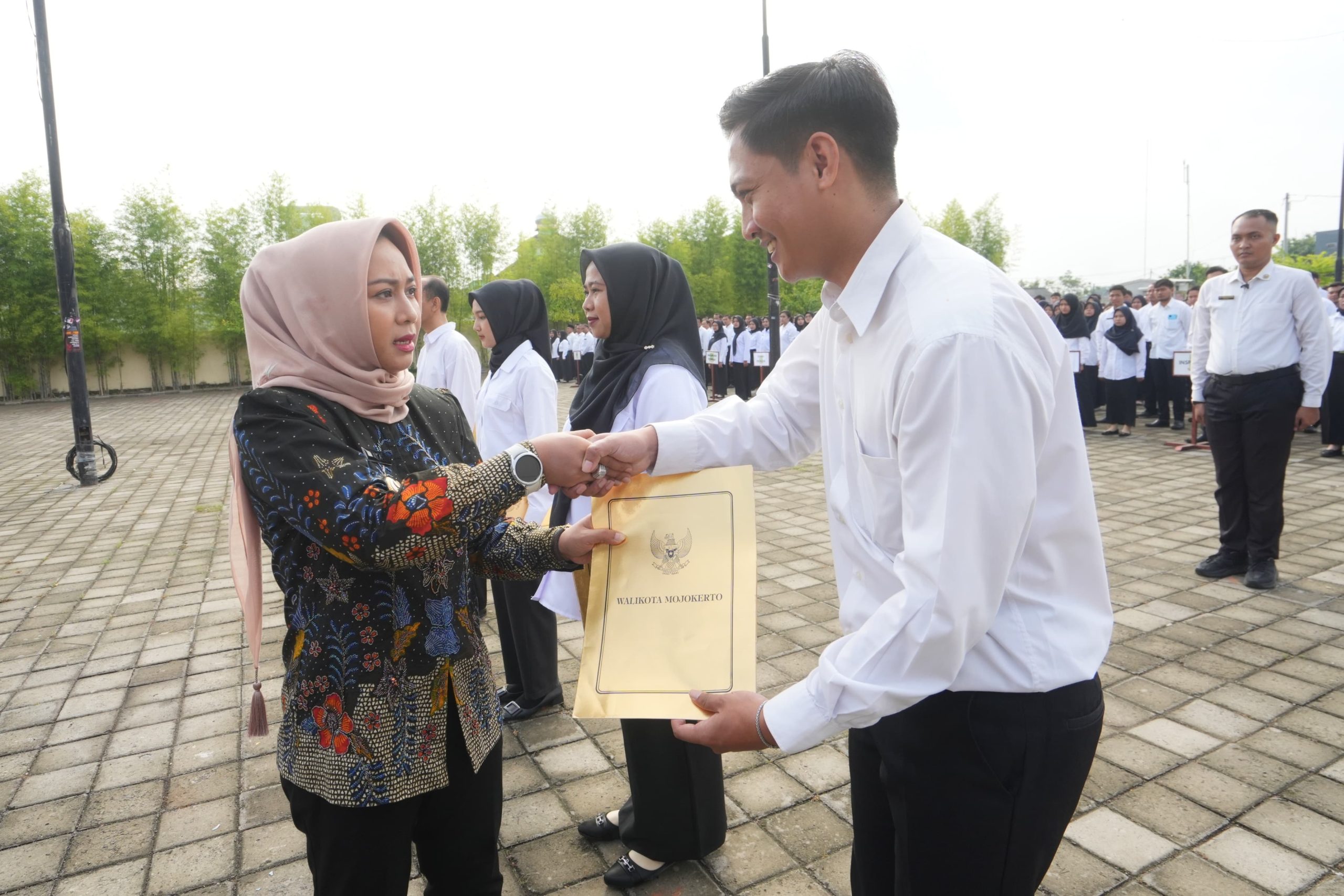 Pemkot Mojokerto Serahkan SK PPPK Paruh Waktu Kepada 1.119 Tenaga Non ASN