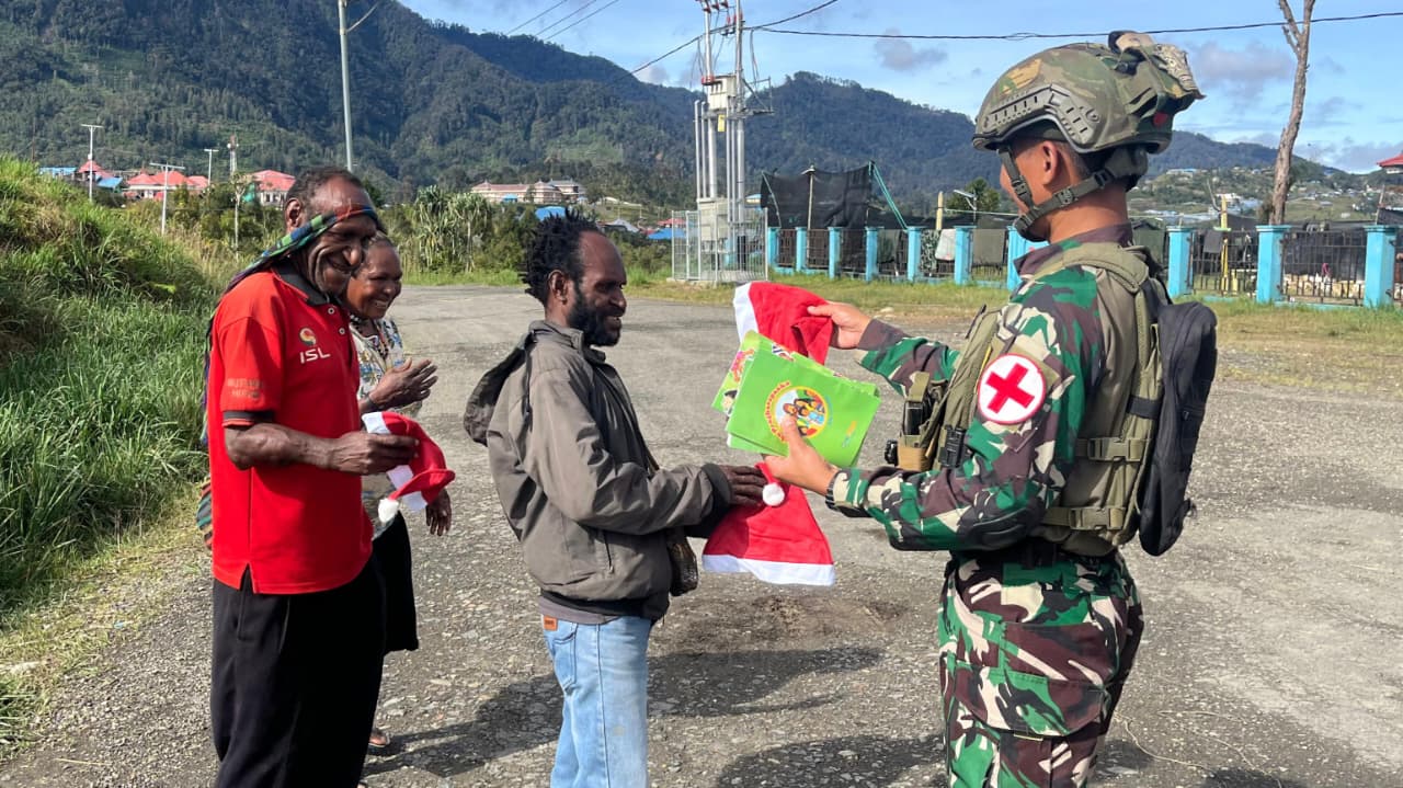 Satgas TNI Hadirkan Sukacita Menjelang Natal di Mamba: Wujud Kepedulian dan Persaudaraan di Tanah Papua