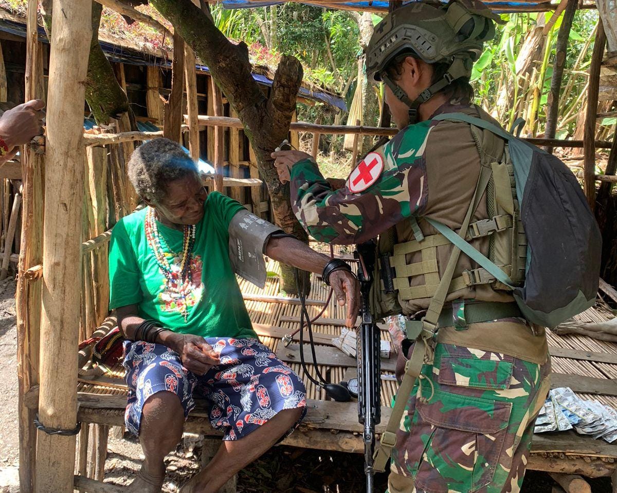 Satgas Yonif 500/Sikatan Hadirkan Yankes Gratis di Kampung Titigi, Wujud Kepedulian TNI Sambut Natal Bersama Masyarakat Papua
