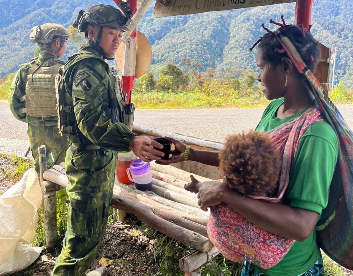 Satgas Mobile Yonif 500/Sikatan Gelar Komsos dan Bagikan Makanan untuk Keluarga Gembala GKII Betel di Bilogai