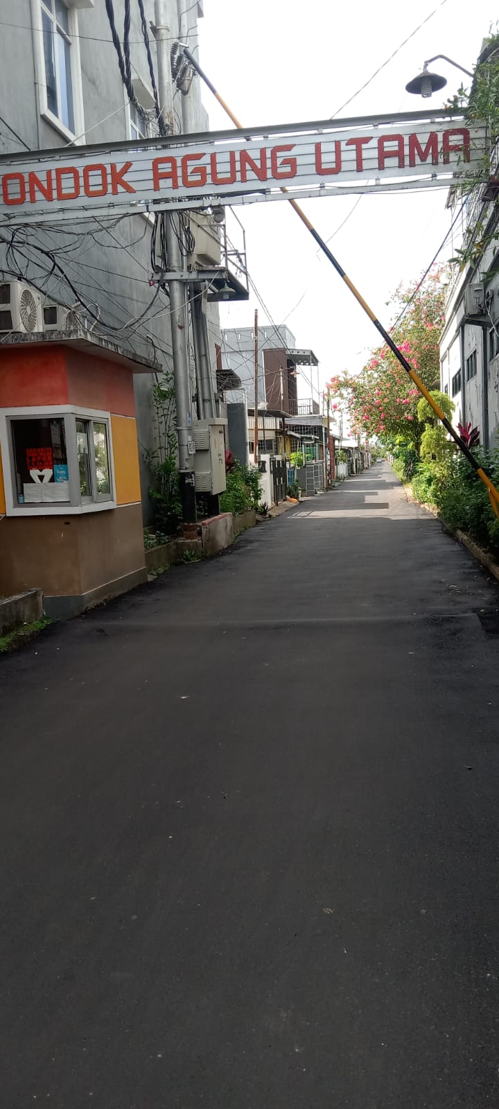 Pengerjaan Proyek Aspal Jalan Dikomplek Pondok Agung Utama Dipontianak Tenggara, Sangat Baik