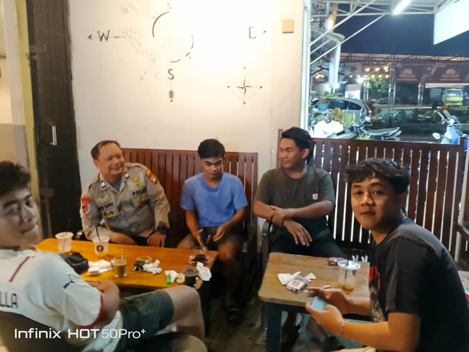 “Suasana Hangat Patroli Malam: Polisi Ajak Warga Ngobrol Santai Soal Kamtibmas”