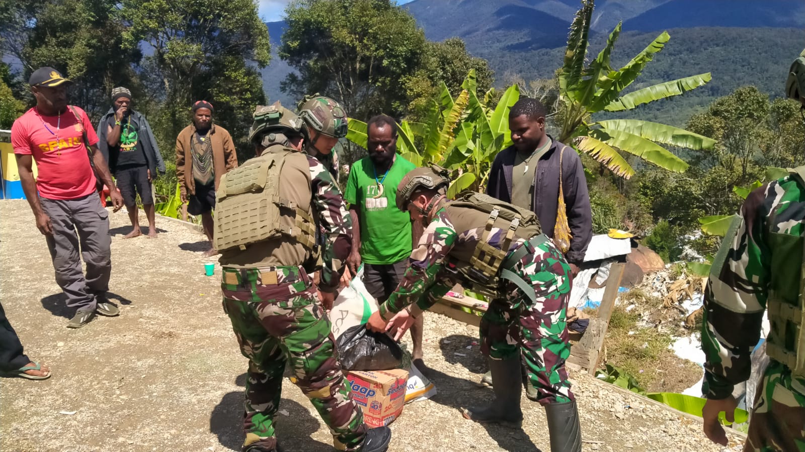 TNI Hadir Menguatkan di Tengah Duka: Anjangsana Satgas Yonif 500/Sikatan di Kampung Bilogai