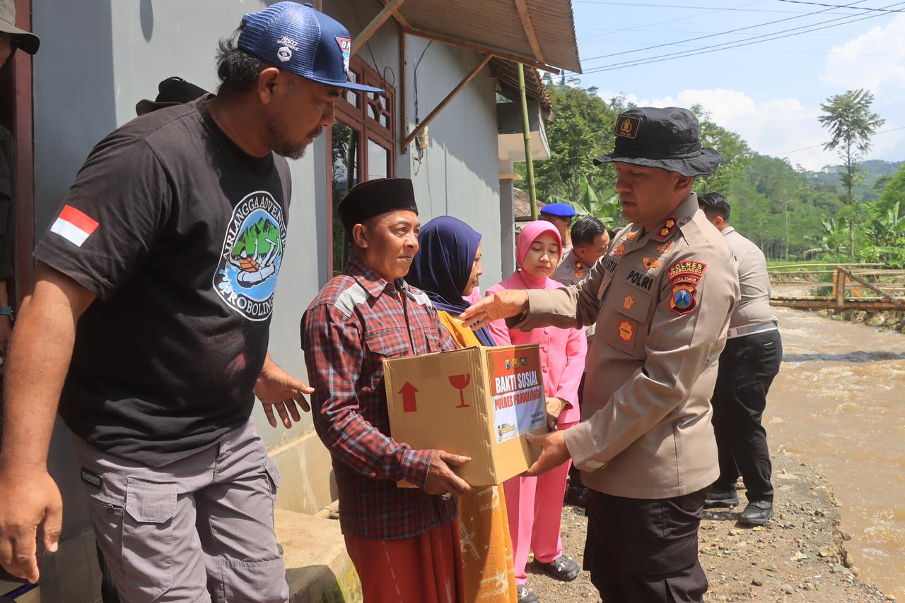 Kapolres Probolinggo Salurkan Bantuan untuk Warga Terdampak Banjir di Tiris