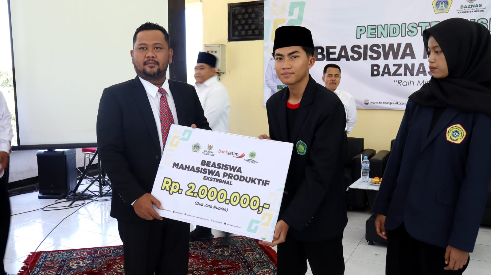 Bupati Gresik Salurkan Beasiswa Baznas untuk Mahasiswa Kurang Mampu