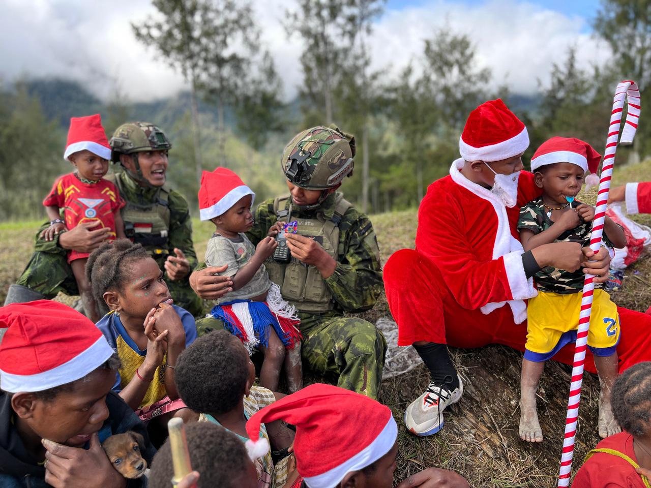 Satgas Yonif 500/Sikatan Rayakan Natal Bersama Masyarakat Intan Jaya, Tebar Berkat dan Pererat Persaudaraan