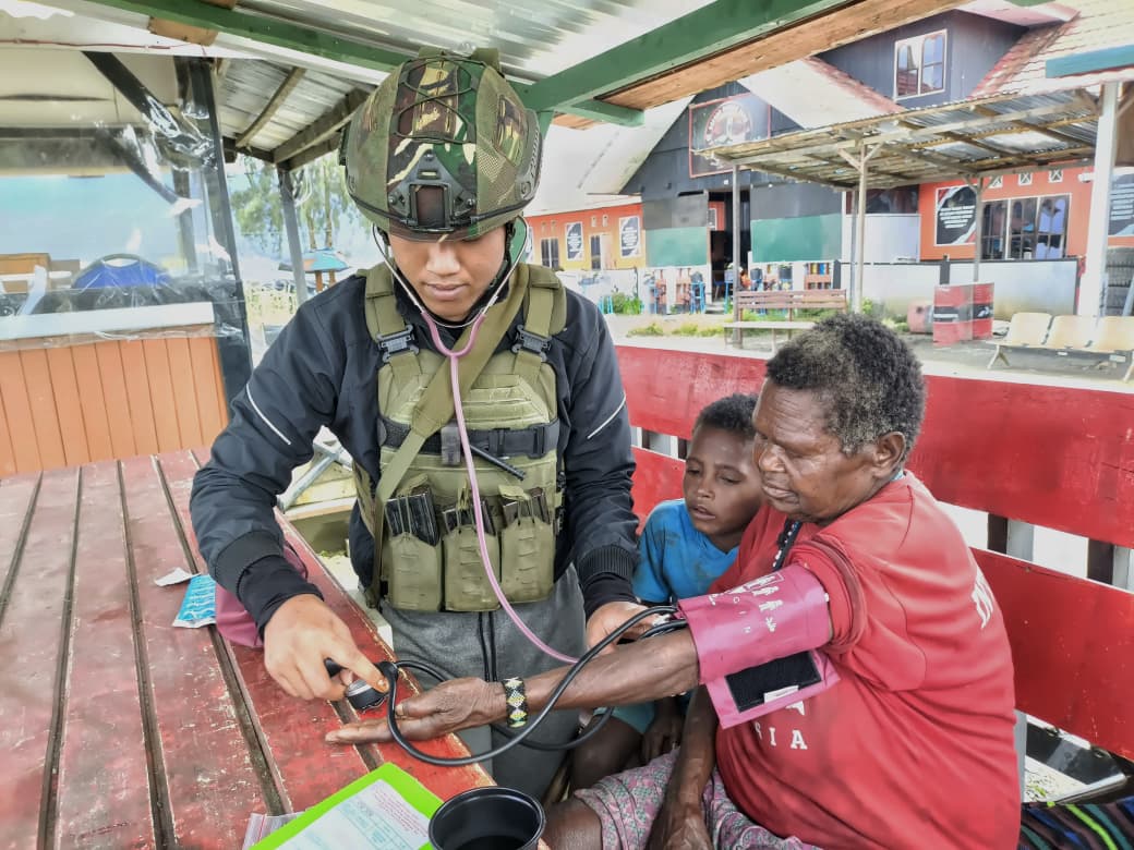 Satgas Yonif 500/Sikatan Pererat Persaudaraan Lewat Komsos dan Pelayanan Kesehatan Gratis di Kampung Titigi