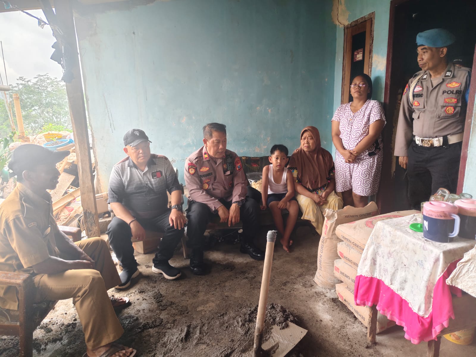 Polres Pasuruan Salurkan Bansos untuk Warga Terdampak Sambaran Petir di Desa Cowek