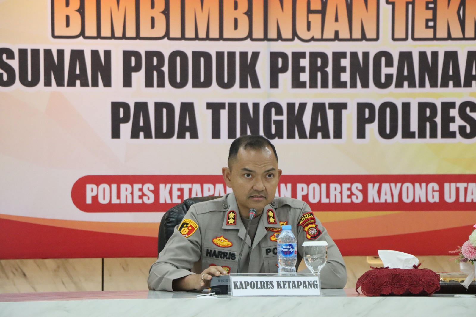 Bhabinkamtibmas Polsek Benua Kayong Bantu Warga Terdampak Banjir Rob di Jalan Pawan 1