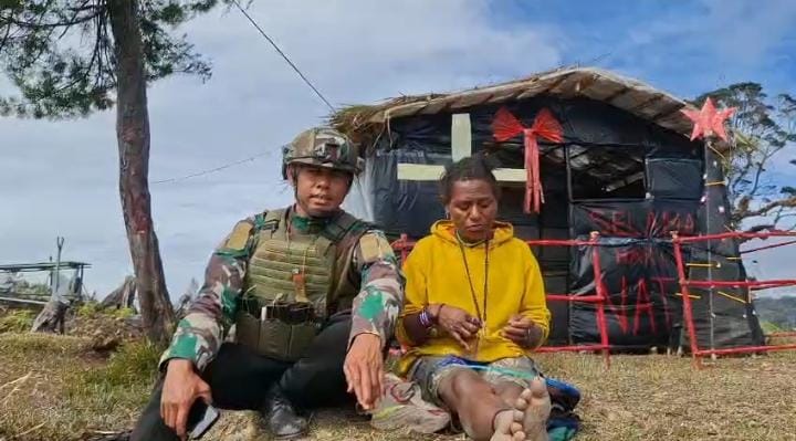 Satgas Yonif 500/Sikatan dan Masyarakat Silatuga Bergandengan Tangan Siapkan Perayaan Natal di Pedalaman Intan Jaya