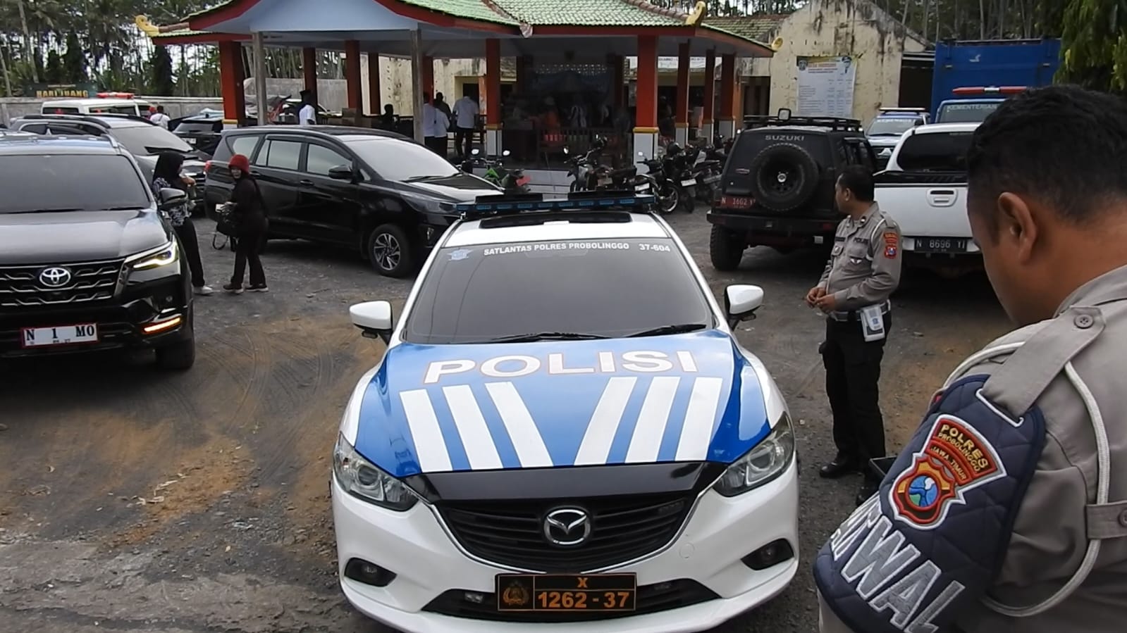 Peduli Sesama, Polres Probolinggo Kawal Penyaluran Bantuan untuk Korban Erupsi Gunung Semeru