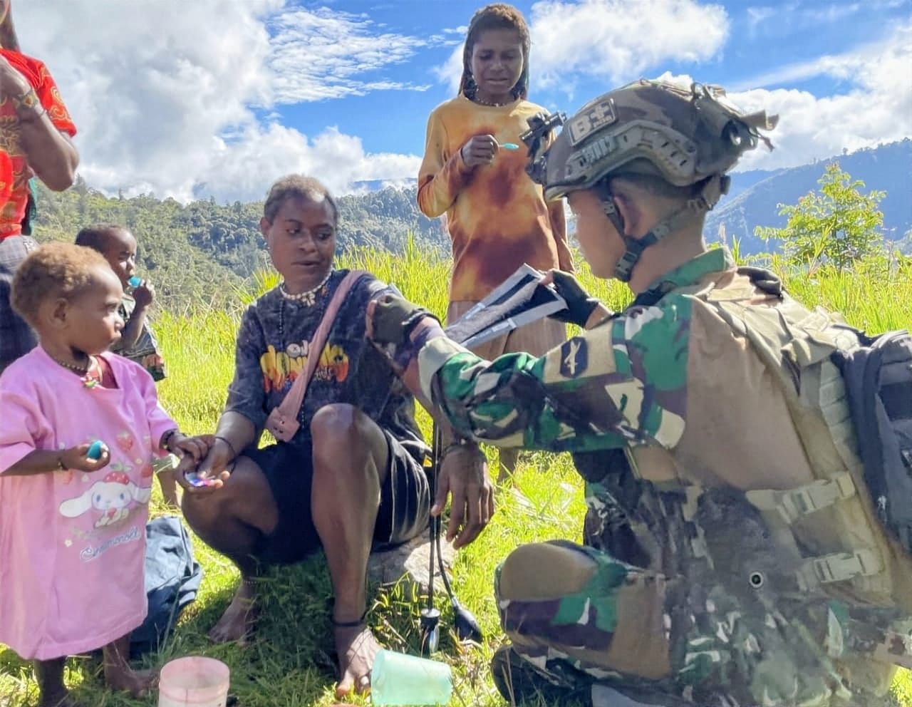 Satgas Yonif 500/Sikatan Gelar Yankes Gratis di Kp. Titigi & Holomama, Wujud Kepedulian TNI untuk Masyarakat Intan Jaya