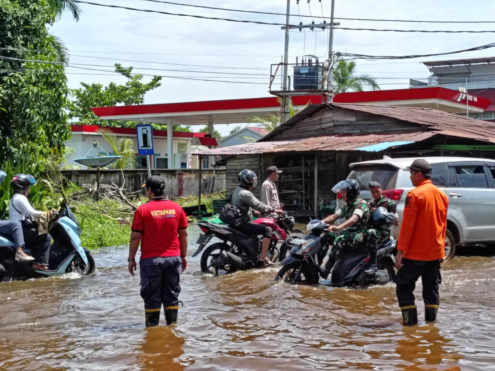 Kasat Samapta Polres Ketapang Pimpin Patroli dan Pengaturan Lalu Lintas pada Ruas Jalan Tergenang Air Pasang