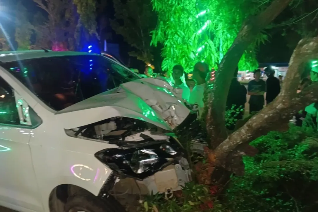 Petaka Main HP di Balik Kemudi, Pick Up di Kubu Raya Seruduk 3 Motor hingga Nyungsep ke Taman Bundaran