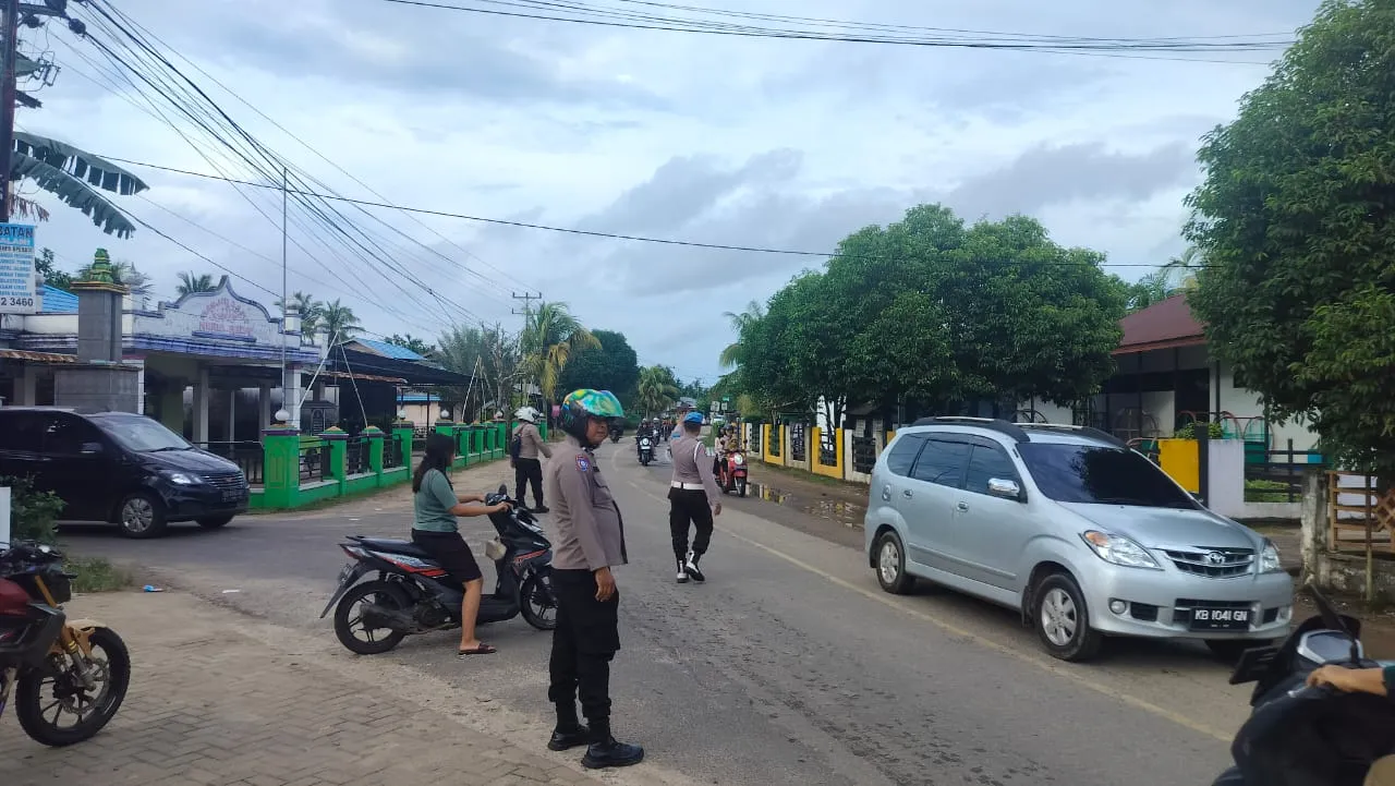 Kapolsek Muara Pawan Pimpin Pengamanan Objek Vital Pantai Air Mata Permai di Awal Tahun 2026