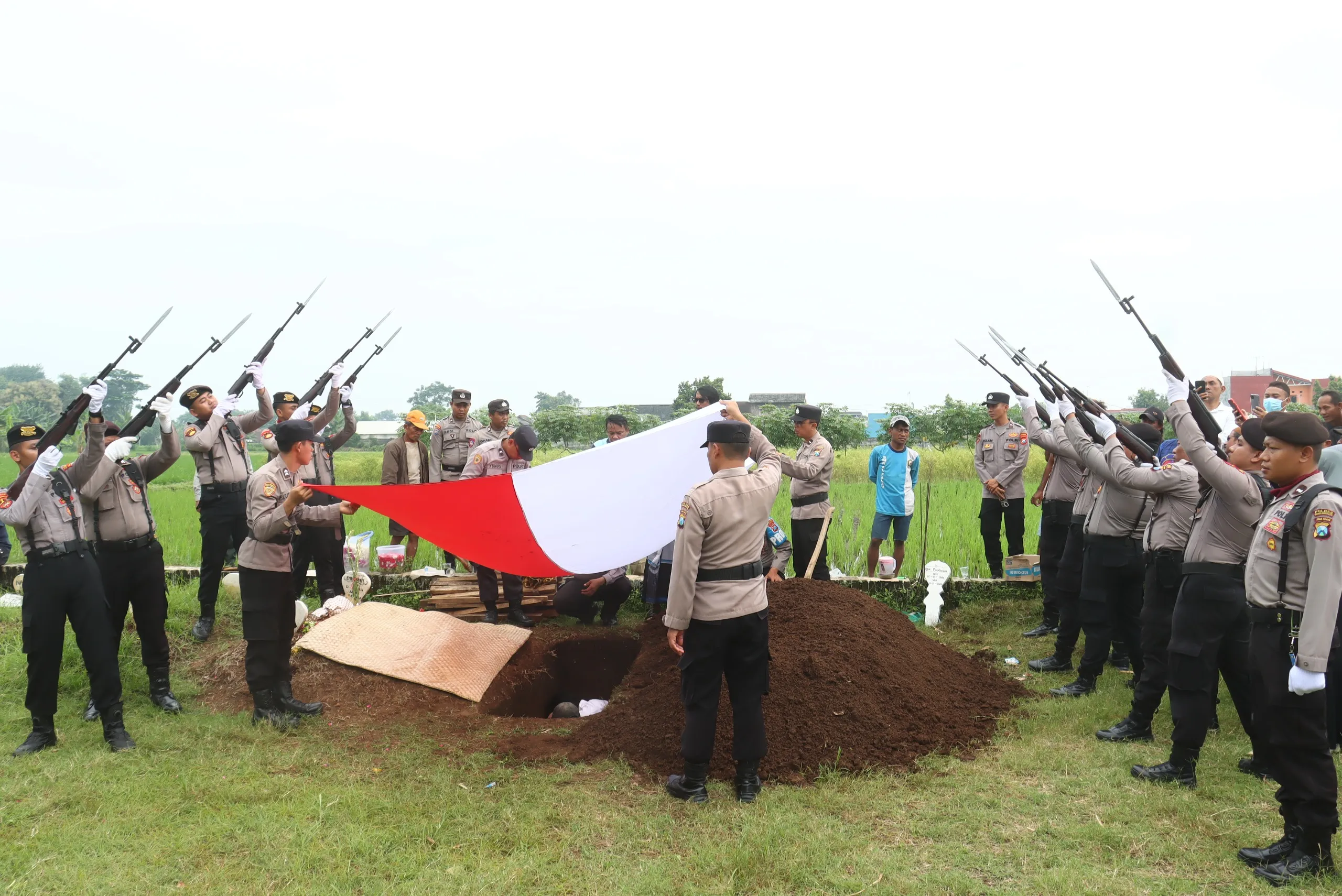 Polres Probolinggo Kota Gelar Upacara Persemayaman Jenazah Aipda Agus Prastiawan