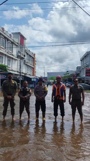 Polsek Delta Pawan Bersama BPBD Lakukan Pengecekan Ketinggian Debit Air Antisipasi Bencana Banjir