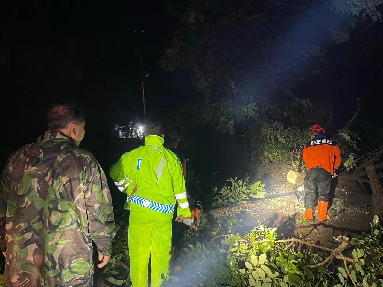 Polri Untuk Masyarakat, Polres Probolinggo Polda Jatim Respon Cepat Bencana Banjir di Kabupaten Probolinggo
